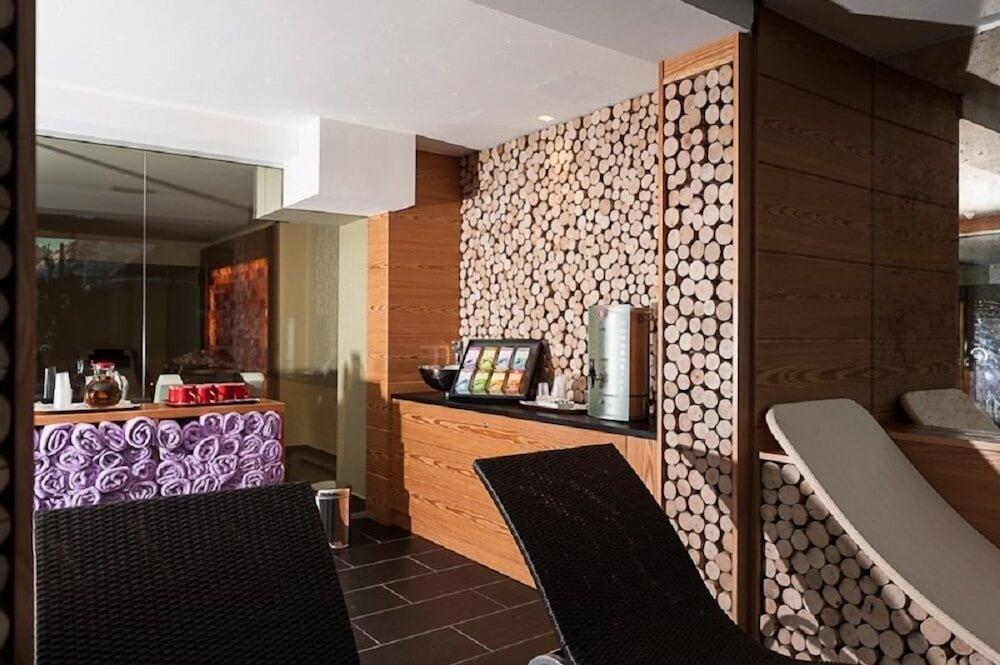 Hotel Cristiania Madonna di Campiglio Bagian luar foto